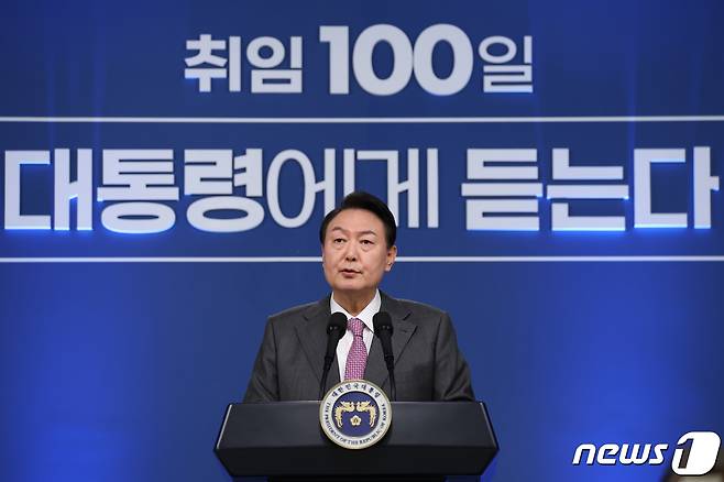 윤석열 대통령이 17일 서울 용산 대통령실 브리핑룸에서 취임 100일 기자회견을 하고 있다. (대통령실 제공)