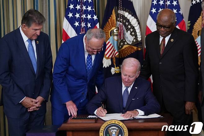 조 바이든 미국 대통령이 16일(현지시간) 백악관에서 민주당이 발의한 '인플레이션 감축법'에 최종 승인을 위한 서명을 하고 있다. 2022.08.16 ⓒ AFP=뉴스1 ⓒ News1 정윤미 기자