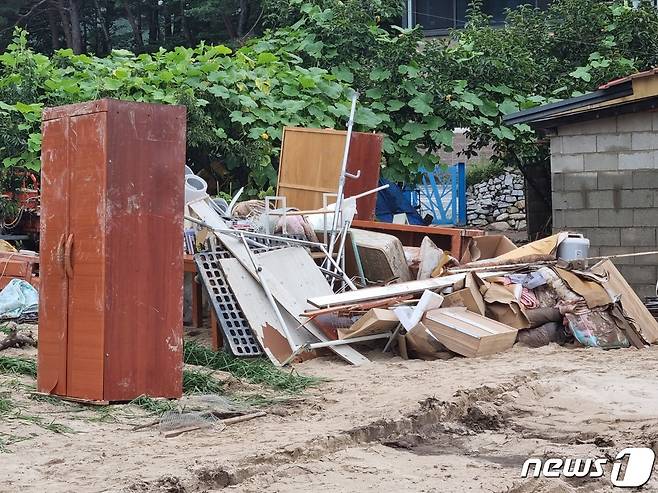17일 새벽 내린 집중호우로 강원 강릉시 주문진읍 장덕2리의 한 주택 앞에 침수 피해를 입은 물건이 나와있다. 2022.8.17/뉴스1 ⓒ News1 윤왕근 기자