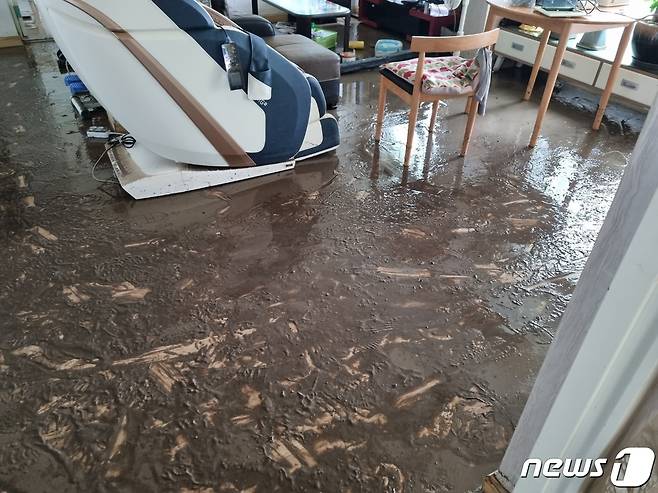 17일 새벽 내린 집중호우로 강원 강릉시 주문진읍 장덕2리의 한 주택이 침수피해를 입은 모습. 2022.8.17/뉴스1 ⓒ News1 윤왕근 기자