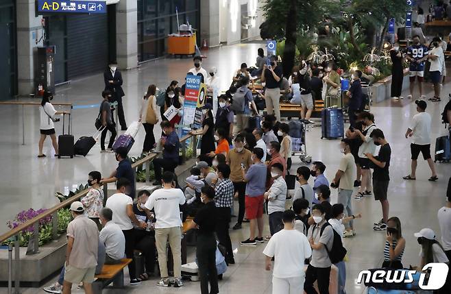 17일 오전 인천국제공항 제1여객터미널 입국장이 여행객들로 붐비고 있다. 질병관리청 중앙방역대책본부(방대본)는 이날 0시 기준 신종 코로나바이러스 감염증(코로나19) 신규 확진자가 18만803명 발생했다고 밝혔다. 지난 4월 13일(19만 5천387명) 이후 126일 만에 최다치다. 신규 확진자는 국내발생 18만236명, 해외유입은 567명이다. 2022.8.17/뉴스1 ⓒ News1 권현진 기자