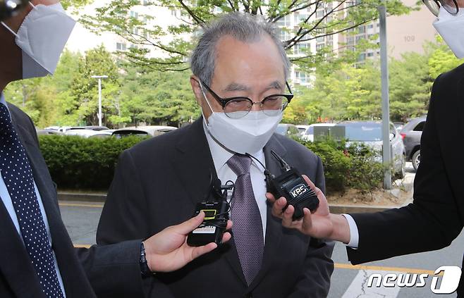 지난해 6월 오거돈 전 부산시장이 강제추행 등 혐의로 부산지법에 출석하고 있다. 2021.6.1/뉴스1 ⓒ News1 여주연 기자