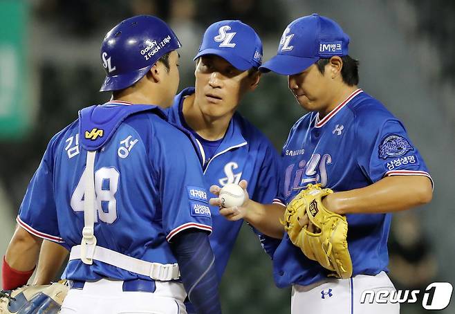 17일 오후 서울 송파구 잠실야구장에서 열린 '2022 신한은행 SOL KBO리그’ 삼성 라이온즈와 LG 트윈스의 경기, 삼성 선발 양창섭이 2회말 무사 만루에서 마운드에 올라온 정현욱 투수코치와 대화를 나누고 있다. 2022.8.17/뉴스1 ⓒ News1 김진환 기자