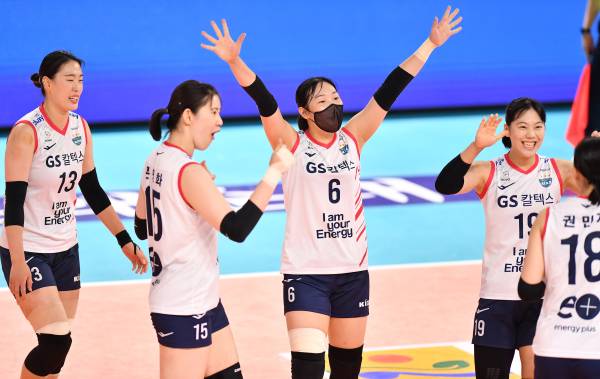 흥국생명에게 승리한 GS칼텍스. 사진｜대한배구연맹