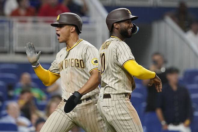 샌디에이고 파드리스 후안 소토(왼쪽)와 쥬릭슨 프로파가 17일(한국시각) 마이애미 말린스전에서 7회초 매니 마차도의 2루타 때 함께 홈을 밟고 기뻐하고 있다. AP연합뉴스