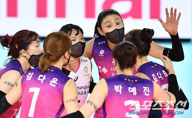 흥국생명 선수들이 한데 뭉쳐 얘기를 나누고 있다. 사진제공=KOVO