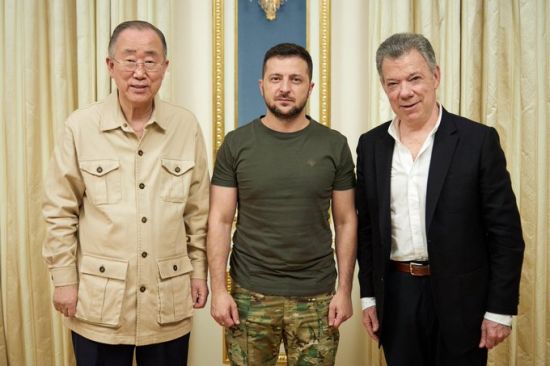반기문 전 유엔 사무총장(사진 왼쪽)과 후안 마누엘 산토스 전 콜롬비아 대통령(오른쪽)이 16일(현지시간) 우크라이나를 방문해 볼로디미르 젤렌스키 대통령과 면담했다. 사진=디엘더스