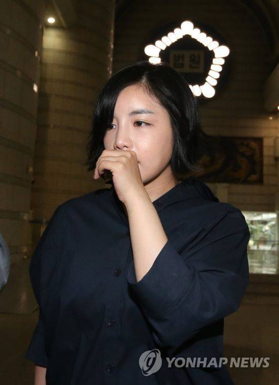 2014년 7월 22일 오전 향정신성의약품인 졸피뎀을 투약한 혐의(마약류관리법 위반)로 불구속 기소된 방송인 에이미가 서울 서초구 서울중앙지법에서 열린 첫 공판에 출석한 뒤 법원을 나서고 있다.