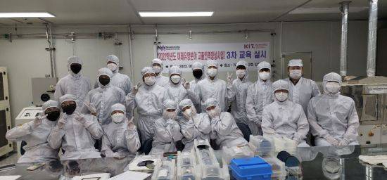 경남정보대와 연계교육 프로젝트에 참여한 한국나노마이스터고 학생들이 현장 견학 중 포즈를 취하고 있다.