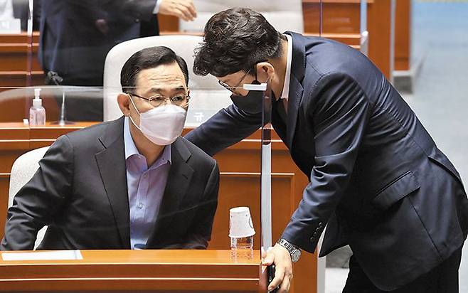 주호영(왼쪽) 국민의힘 비상대책위원장과 권성동 원내대표가 16일 서울 여의도 국회에서 열린 의원총회에서 대화하고 있다. 비대위 참여를 두고 논란이 됐던 권 원내대표는 이날 열린 의원총회에서 재신임을 받았다. /국회사진기자단