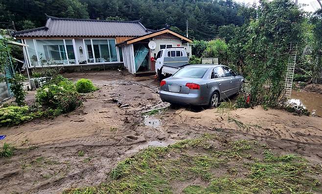 17일 오전 강원 강릉시 주문진읍 장덕리에 기습 폭우가 쏟아져 한 주택이 침수돼 있다. /연합뉴스