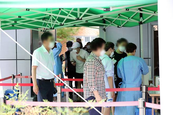 17일 오전 광주광역시 북구 선별진료소에서 시민들이 PCR 검사를 받기 위해 대기하고 있다./뉴스1