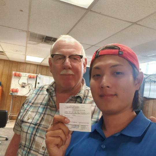 극동대학교 항공정비학과 재학생인 이승상(3학년 오른쪽) 씨가 미국 테네시주 내슈빌에서 치룬 미국연방항공청 항공정비사 자격증명 시험에 최종 합격했다.      사진=극동대 제공