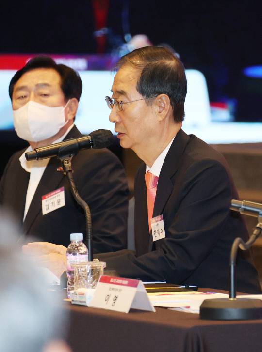 한덕수 국무총리가 17일 서울 영등포구 중소기업중앙회에서 열린 중소기업 규제개혁 대토론회에 참석해 인사말 하고 있다.[사진=연합뉴스]