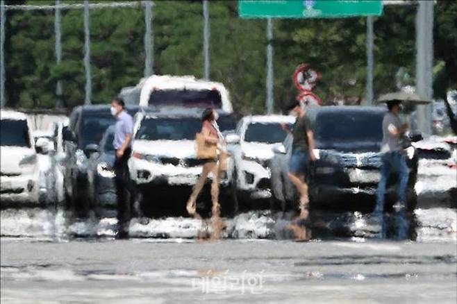 시민들이 무더위 속 횡단보도를 건너고 있다.ⓒ데일리안DB