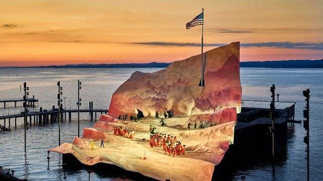 올해 브레겐츠 페스티벌에서 처음 공개된 푸치니 ‘나비부인’. 미국 해군 핑커튼과 결혼하는 여주인공 초초상(무대 가장 앞쪽)이 붉은 옷을 입은 친구들이 지켜보는 가운데 자신의 행복을 노래하고 있다.