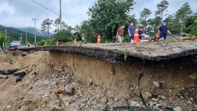 17일 강원 강릉시 주문집읍 장덕2리에 폭우가 쏟아져 도로가 유실되고, 주택이 침수되는 등 수해를 입었다. 강릉시 제공