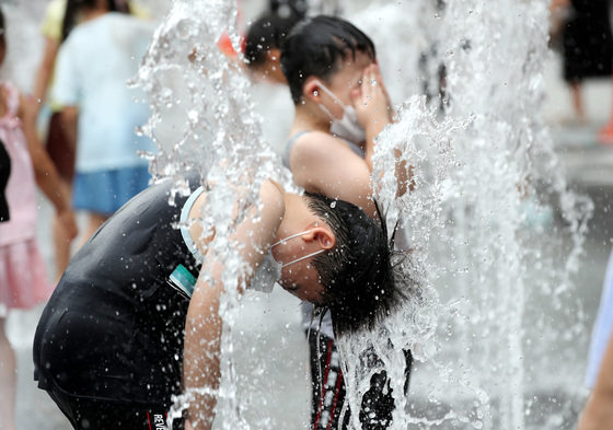 광복절 연휴인 14일 오후 서울 광화문광장을 찾은 어린이들이 물놀이를 하며 더위를 식히고 있다. 2022.8.14/뉴스1