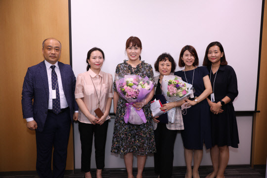 제1회 TMR 특별상 '완전 판매 우수설계사 부문' 수상자들이 기념 촬영을 하고 있다. 라이나생명 제공