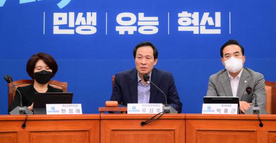 더불어민주당 우상호 비대위원장 발언



    (서울=연합뉴스) 이정훈 기자 = 더불어민주당 우상호 비상대책위원장이 17일 오전 국회에서 열린 비상대책위원회의에서 발언하고 있다. 2022.8.17 [국회사진기자단]



    uwg806@yna.co.kr



(끝)