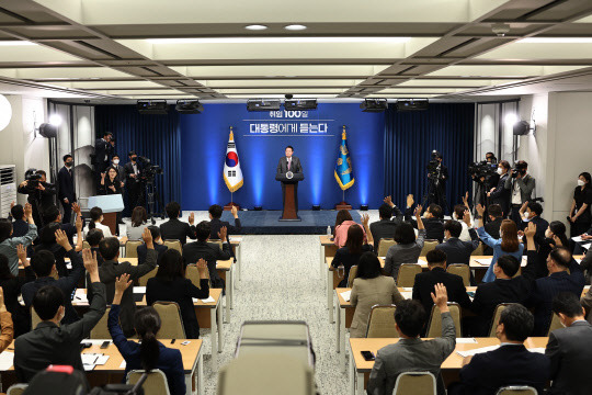 17일 서울 용산 대통령실 청사에서 열린 윤석열 대통령 취임 100일 기자회견 '대통령에게 듣는다'에서 취재진이 질문하기 위해 손을 들고 있다. 대통령실 제공.