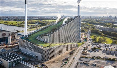 덴마크 코펜하겐의 자원회수시설 '아마게르 바케'. 2021년 세계건축축제 선정 올해의 건축상을 수상했다. / 사진=서울시 제공
