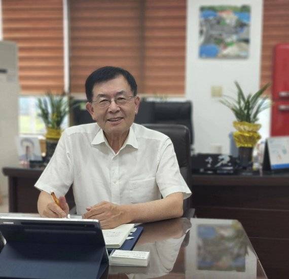 박성수 광주광역시 경제고용진흥원 이사장은 36년간 전남대 교수로 재직한 광주·전남 산학협력의 산증인이다. 박 이사장은 "25개 산하기관과 함께 일자리 창출의 중추적 역할을 하겠다"고 말했다. 광주광역시 경제고용진흥원 제공