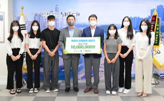 조우현 대선주조 대표(왼쪽)와 김성수 해운대구청장이 17일 해운대구청장실에서 열린 '우리가 지켜줄께' 챌린지 성금 전달식에서 기념촬영을 하고 있다. 대선주조 제공