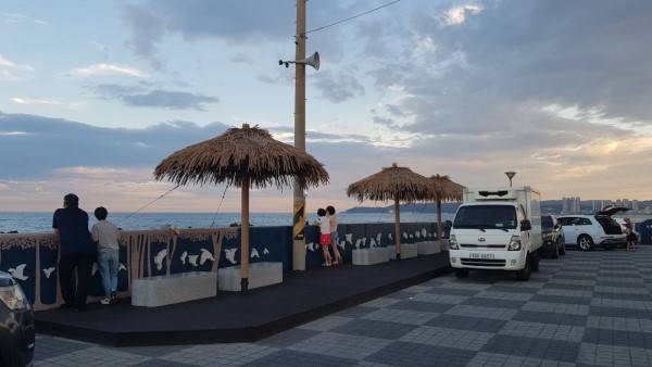 새롭게 단정한 해안길. 마치 멀리 이국에 와 있는 듯하다.