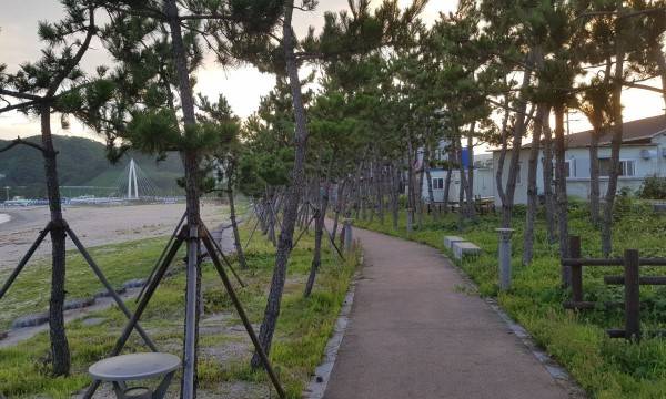 마을 골목을 지나 해변길을 걸으니 저기 멀리 다리가 보인다.