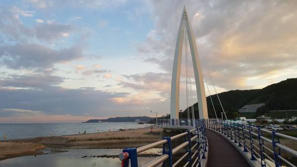 해질 무렵 수렴천 보도교.