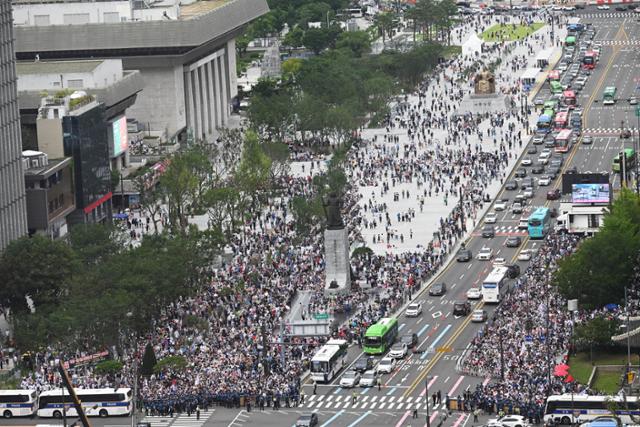 15일 서울 광화문광장 일부가 집회에 참여한 인파로 가득 차 있다. 고영권 기자