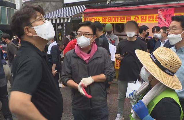 국민의힘 김성원 의원(가운데)이 11일 수해 복구 자원봉사를 위해 당 지도부와 찾은 동작구 사당동에서 권성동 원내대표, 임이자 의원 등과 대화하고 있다. 김 의원은 이 자리에서 "솔직히 비 좀 왔으면 좋겠다. 사진 잘 나오게"라고 발언했다가 문제가 되자 입장문을 내고 "엄중한 시기에 경솔하고 사려 깊지 못했다"며 "깊이 반성하며 사과드린다"고 밝혔다. 연합뉴스