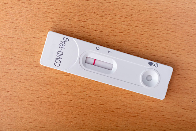 자가진단키트에서 양성이 나온 경우에는 의료폐기물로 간주, 비닐로 밀봉한 다음 선별진료소나 신속항원검사를 받는 병의원에 제출한다./클립아트코리아 제공