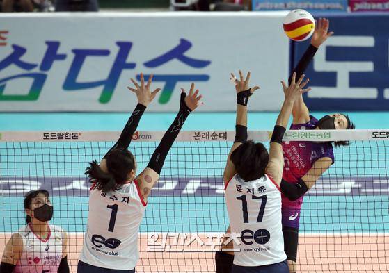 '2022 순천·도드람컵 프로배구대회' 흥국생명과 GS칼텍스의 경기가 17일 오후 전남 순천 팔마체육관에서는 열렸다. 흥국생명 김연경이 공격을 하고 있다.  순천=정시종 기자 capa@edaily.co.kr /2022.08.17.