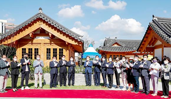 수원 팔달문화센터 개관식에서 이재준 시장(오른쪽 여덞번째)을 비롯한 참석자들이 제막식 후 박수를 치고 있다.  [사진=수원특례시]