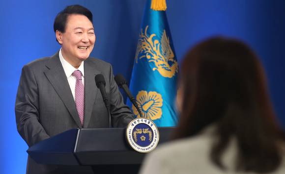 윤석열 대통령이 17일 서울 용산 대통령실 브리핑룸에서 열린 취임 100일 기자회견에서 취재진 질문을 듣고 있다. (대통령실통신사진기자단) 2022.08.17. [사진=뉴시스]