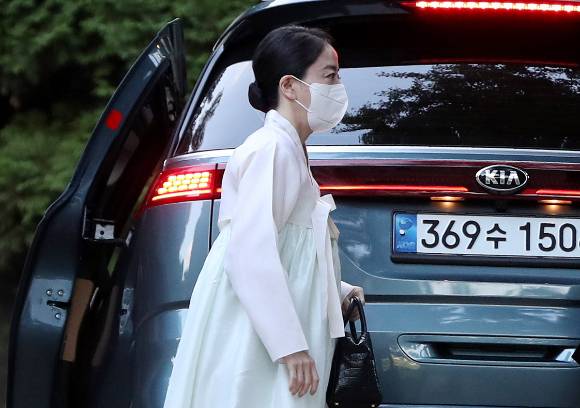 정대선 HN 사장의 부인 노현정 전 아나운서가 16일 오후 서울 종로구 고 정주영 명예회장의 옛 청운동 자택에서 고 변중석 여사 15주기 제사에 참석하고 있다.   [사진=뉴시스]