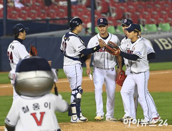 KBO는 오는 9월 10일 잠실구장에서 열리는 두산 베어스와 KIA 타이거즈전 경기 개시 시작을 오후 5시에서 오후 2시로 변경했다. 지상파TV 중계 편성 때문이다. 사진은 잠실 홈 경기에서 승리를 거둔 두산 선수들이 서로를 격려하고 있다. [사진=정소희 기자]