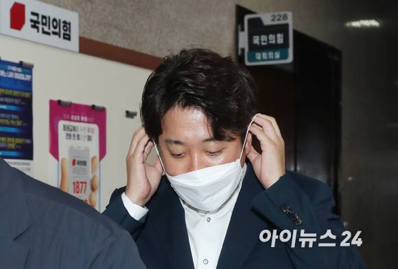 국민의힘 이준석 대표가 지난 7월8일 오전 서울 여의도 국회 국민의힘 대회의실에서 열린 당 중앙윤리위원회의에 출석해 '성 상납 증거인멸 교사' 의혹에 대해 소명한 뒤 국회를 나서고 있다. [사진=김성진 기자]