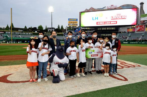 SSG 랜더스는 오는 18일 열리는 LG 트윈스와 홈 경기에 앞서 LH와 함께 청년주거복지 행사를 진행한다. 사진은 지난 5월 25일 열린 롯데 자이언츠와 홈 경기에 앞서 진행된 LH와 업무협약식 장면. [사진=SSG 랜더스]