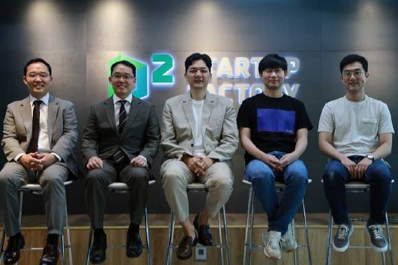 17일 서울 강남구 '네이버 D2SF 강남'에서 열린 미디어 밋업 행사에 참가한 스타트업 관계자들이 기념촬영을 하고 있다. [사진=네이버]