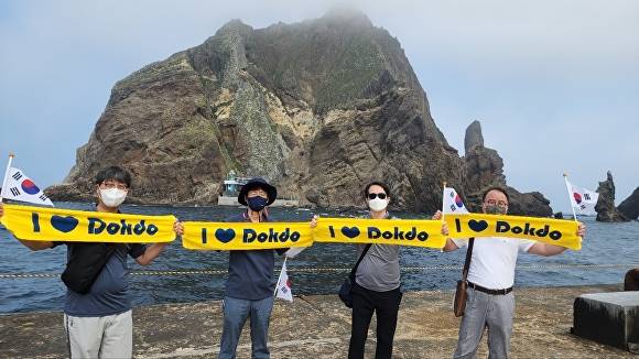 현일고 독도탐방동아리 교사들이 아이러브 독도 플래카드를 들고 기념사진을 찍고 있다. [사진=경북교육청]