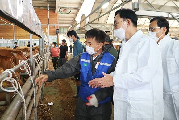 윤병태 나주시장이 영산포 우시장을 방문해 축산농가 관계자에게 애로사항을 듣고 있다. [사진=나주시]
