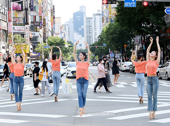 지난 5일 영통역 중심상가 횡단보도에서 수원발레축제 사전행사 ‘발레 IN 횡단보도’가 진행돼 발레리나와 발레리노들이 횡단보도에서 공연을 펼치고 있다. [사진=수원특례시]
