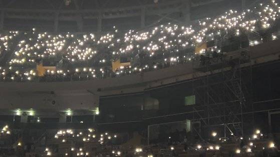 15일 서울 구로구 고척돔에서 열린 현대카드 슈퍼콘서트에 선 빌리 아일리시(21)는 “4년 전 이 날 한국에 왔었다, 다시 불러줘서 고맙다”며 “평생 첫 스타디움 공연인데 정말 놀라운 순간”이라고 말하며 80여분간 공연을 이어갔다. 사진 현대카드