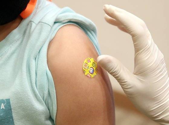 독감 예방접종을 받고 있는 어린이. [뉴시스]