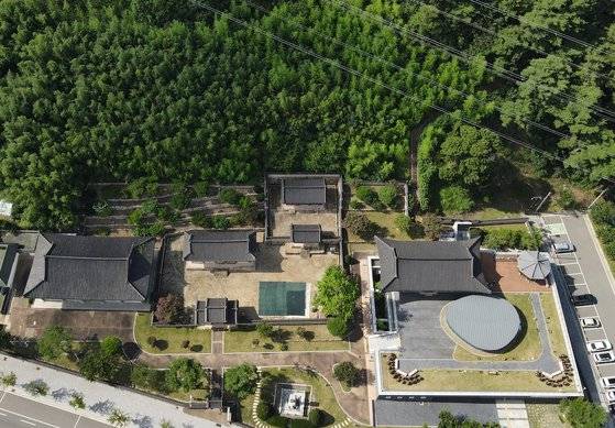 녹동서원. 대구에서 청도로 넘어가기 직전 삼정산 남쪽 기슭에 있다. 사진 중앙의 녹동서원 오른쪽으로 한일우호관이 보인다.