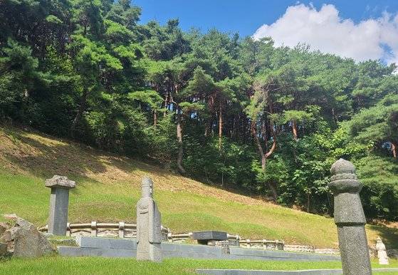 삼정산 자락에 있는 김충선 장군의 묘소. 녹동서원에서 약 15분 오르면 나온다.