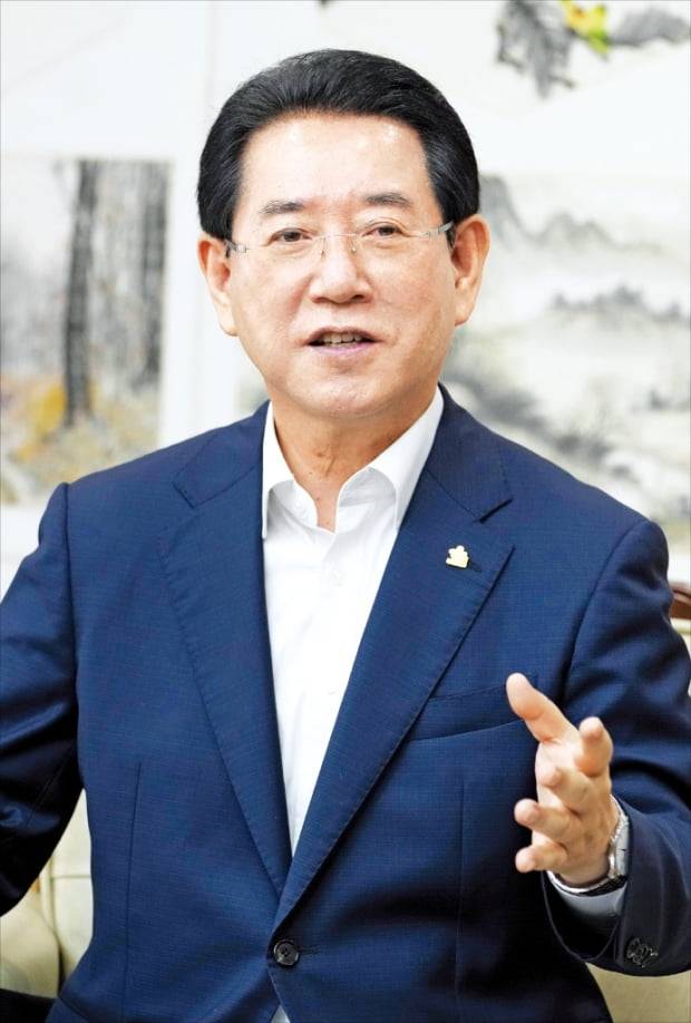 김영록 전남지사는 지난 15일 “‘대전환의 시대’를 맞아 전남을 비롯한 남해안을 신해양·친환경·문화관광 수도로 키우겠다”고 강조했다.  전라남도  제공